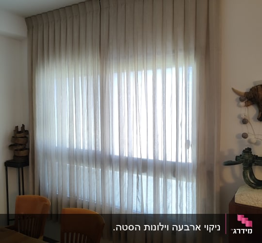 וילון שקוף בהיר על חלון גדול